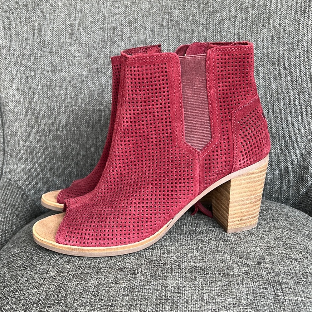Maroon Booties 💕